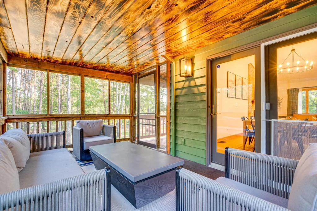 Screened porch seating at Luray Oasis