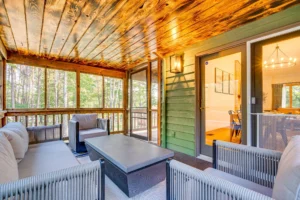 Screened porch seating at Luray Oasis
